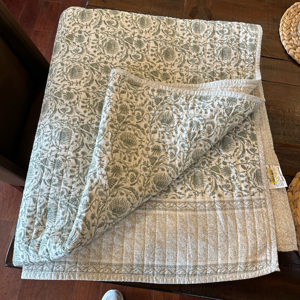 King Decorative Border Cotton Slub Print
Quilt Light Teal Green - Threshold